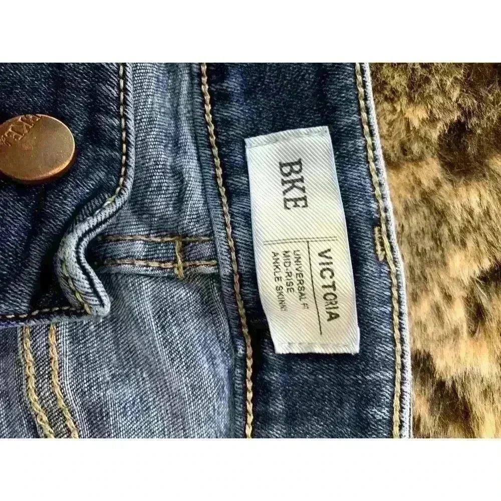 BKE Jeans Women's 26 Victoria Universal Fit Mid Rise Skinny Distressed pocket - Picture 7 of 9